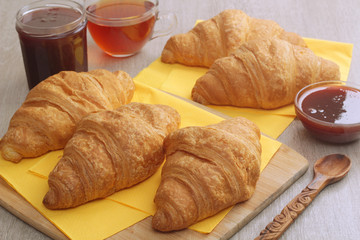 Croissants with marmalade and tea	