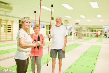 Senioren Gruppe im Fitnesscenter mit Schwingstab