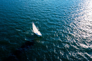 Barca a vela in navigazione - vista aerea