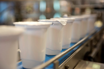 Yoghurt packing machine