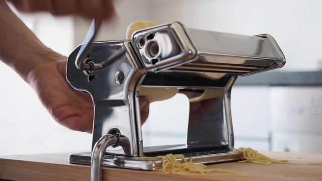 Pasta-Teig mit einer Pasta-Maschine ausrollen