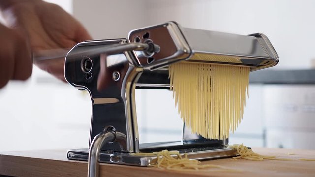 Spagetti mit einer Pasta-Maschine selber machen