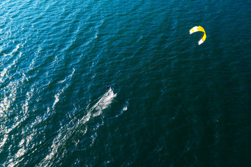 kitesurfer in azione - vista aerea © Silvano Rebai