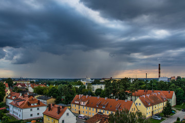 Burzowa chmura nad miastem, Elblag. Polska - obrazy, fototapety, plakaty