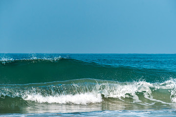 Naklejka premium Ocean waves isolated in sky background.