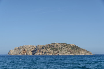 Fototapeta na wymiar Las islas Medas (en catalán: Illes Medes) son un archipiélago situado en el mar Mediterráneo formado por unas siete islas pequeñas y algunos islotes
