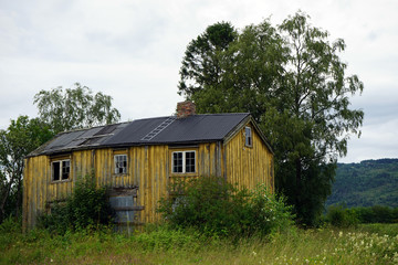 Fototapeta na wymiar Abandoned house