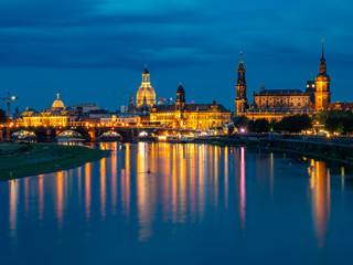 Fototapeta na wymiar Dresden Skyline in der Blauen Stunde