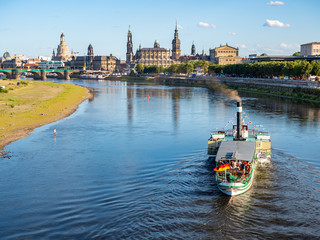 Dampfer auf der Elbe mit Dresdener Skyline © Animaflora PicsStock