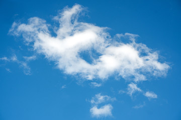 Wolkengebilde am blauem Himmel
