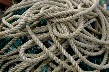 Unordentliches Tauwerk an Bord eines Seglers