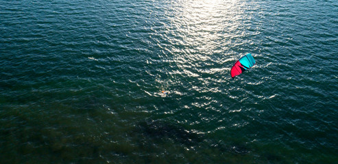 kitesurfer in azione - vista aerea © Silvano Rebai