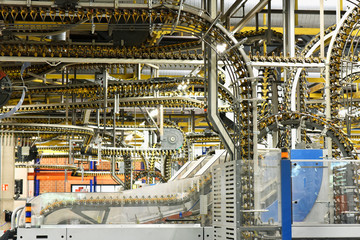 moderne Technik und Interieur in einer Großdruckerei - Förderbänder und Maschinen zum Transport...