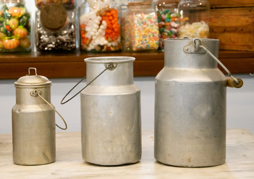 Recipientes antiguos para la compra de leche diaria.