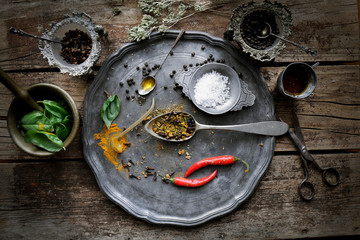 Cibo e spezie su piatto antico