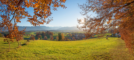 wunderschöne Herbstlandschaft mit Blick zum Riegsee, Aidlinger Höhe, Oberbayern