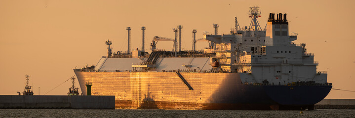 LNG tanker during a liquefied gas supply operation to the LNG terminal in Świnoujście in Poland © Mike Mareen