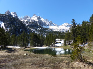 Ibon en los pirineos