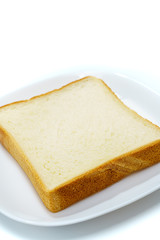 皿に乗せた食パン