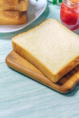 食パンと苺ジャム