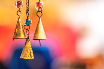 Obraz premium Objectos en miniatura artistica, brazaletes, decoraciones joyas
