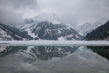 Obraz premium The lake Vilsaplsee in winter, Austria