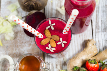 smoothies with beetroot, strawberries, ginger and honey