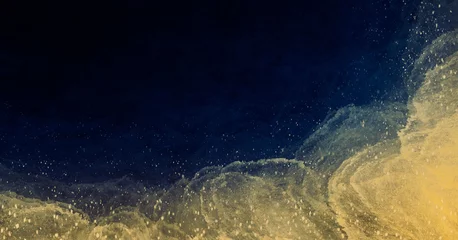 Abstrakte Aquarellfarbe in tiefblauem und goldenem Glitzer gemischt mit kurvenflüssiger Textur für ein luxuriöses Hintergrundkonzept. © korkeng