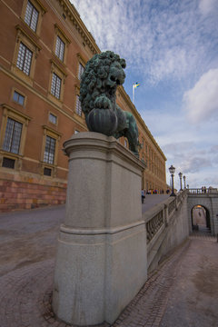 Symbol for Lejonkulan, "lions cave", a previous room where the royal lion lived, died 1663. The lion was made to fight other animals in it. Stockholm