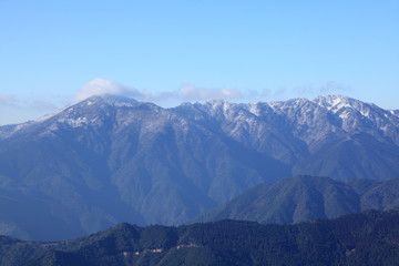 Fototapeta na wymiar 山頂に雪が積もる山々