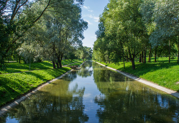 Fototapeta na wymiar Beautiful green summer park with a river.