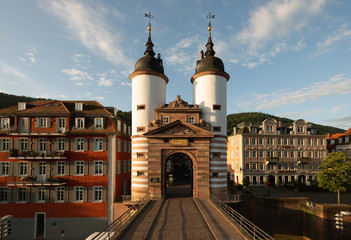 Brückentor in Heidelberg in der Morgensonne, barocke Rundtürme mit Turmhelmen