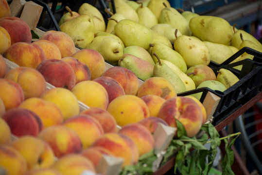 Organic peaches and pears at the market