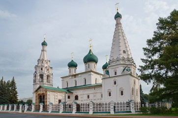 Fototapeta na wymiar The Church of Elijah the Prophet on Sovetskaya square in Yaroslavl, Russia 