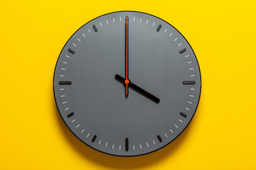 wall clock show four o'clock