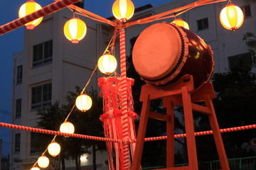 盆踊りの提灯を飾った櫓