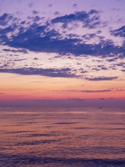 Fototapeta na wymiar pochmurne niebo nad morzem
