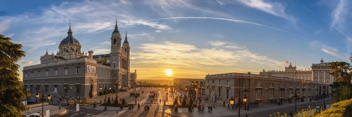 Fotobehang Madrid Spanje panorama skyline van de stad zonsondergang bij de kathedraal de la Almudena © Noppasinw