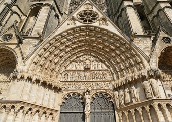 Porche du portail central de la cathédral Saint-Etienne de Bourges, Cher, France