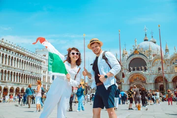 Poster lachend paar met Italiaanse vlag Venetië centraal plein san marco © phpetrunina14