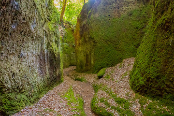 Le incredibili Vie Cave, scavate dagli etruschi tra i borghi di Pitigliano e Sorano, Toscana, Italia