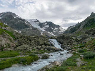 Fototapeta na wymiar view of mountains and glaciers, lots of rocks