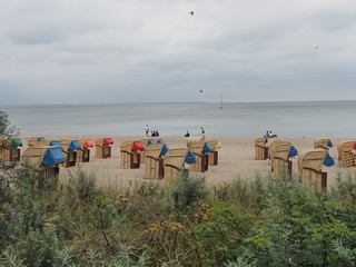 Fototapeta na wymiar Timmendorfer Strand – Strand, Strandkörbe und Seebrücke