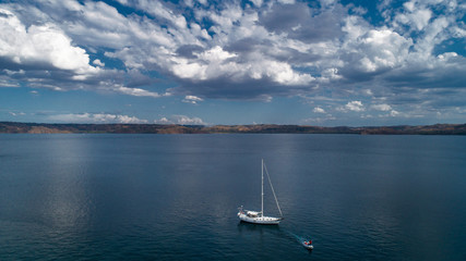 Fototapeta premium Sailboat Close to Playa Hermosa in Costa Rica with Tourists on board