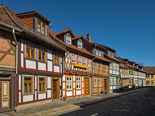Fototapeta na wymiar Fachwerkhäuser in der Altstadt von Wernigerode im Harz in Sachsen-Anhalt, Deutschland 