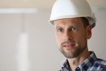 Mann mit Sicherheitshelm im Portrait