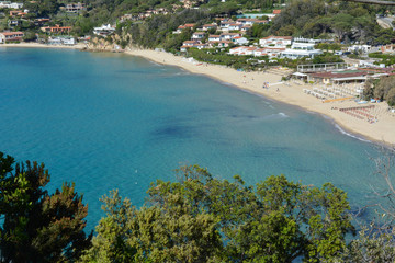 Fototapeta na wymiar Veduta aerea della spiaggia della Biodola, isola d'Elba, Toscana, Italia