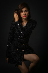 Fototapeta premium Modelo Mexicana Hermosa Muestra diseño en vestido mexicano