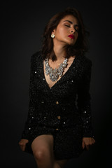 Fototapeta premium Modelo Mexicana Hermosa Muestra diseño en vestido mexicano