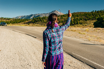 Cute American woman hitchhiking © IBRESTER